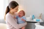 Dažniausi kūdikių negalavimai: mama ramina kūdikį