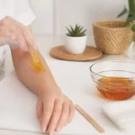 Depiliacija cukrumi: receptas ir technika – cukraus pasta ant rankos prieš epiliaciją