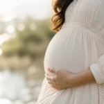 Kas vyksta nėštumo pradžioje Kas vyksta nėštumo pradžioje: besilaukianti moteris laiko ranką ant pilvo, simbolizuojanti ankstyvojo nėštumo pradžią