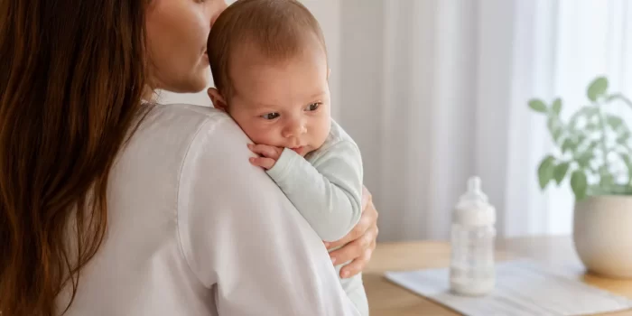 Kūdikio atpylimai po maitinimo ant mamos rankų