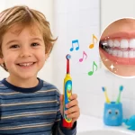 Vaikas valosi dantis spalvingu dainuojančiu šepetėliu, šalia matyti muzikinės natos, simbolizuojančios smagų burnos higienos procesą.