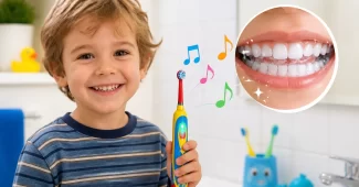 Vaikas valosi dantis spalvingu dainuojančiu šepetėliu, šalia matyti muzikinės natos, simbolizuojančios smagų burnos higienos procesą.