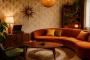 Retro stiliaus interjero idėjos: jauki svetainė su oranžine sofa, geometriniais raštais ir senoviniais baldais